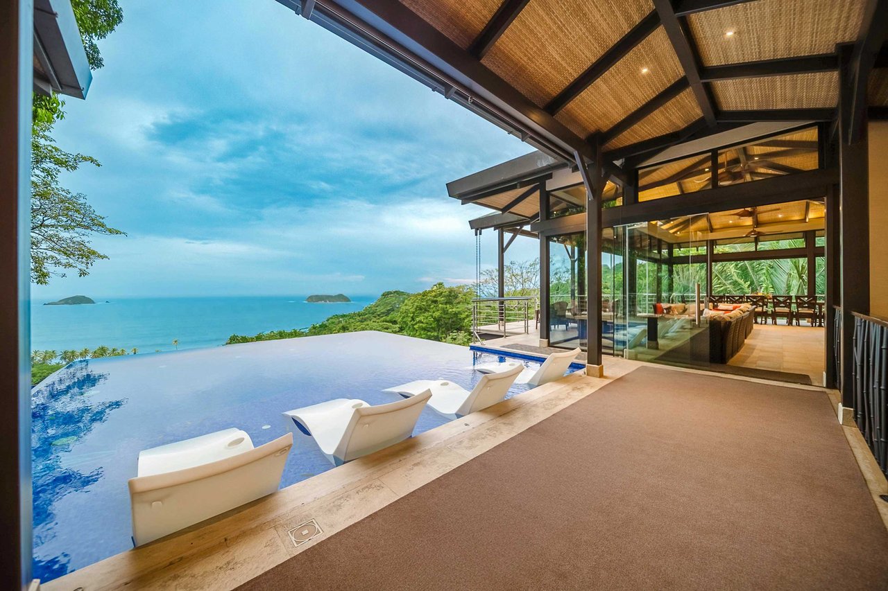 Walk to beach Vista Hermosa Estate Lucrative Contemporary Estate