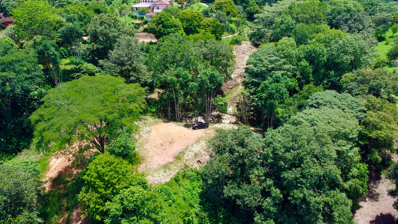 Build-Ready Lot in Ojochal’s Calle Cacique | Easy Access & Stunning Mountain Views