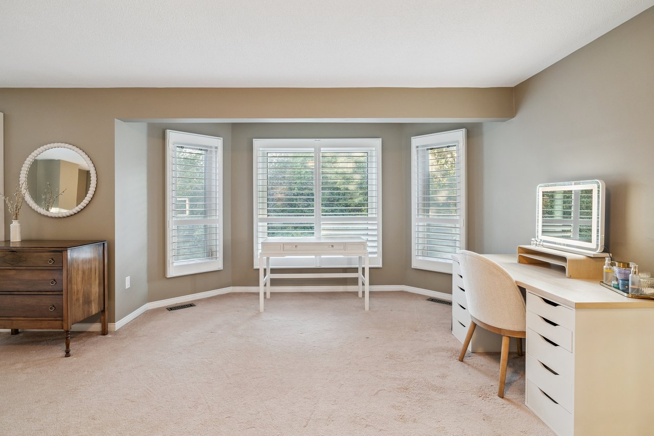 Impressive Home on Ravine Lot in Glen Abbey