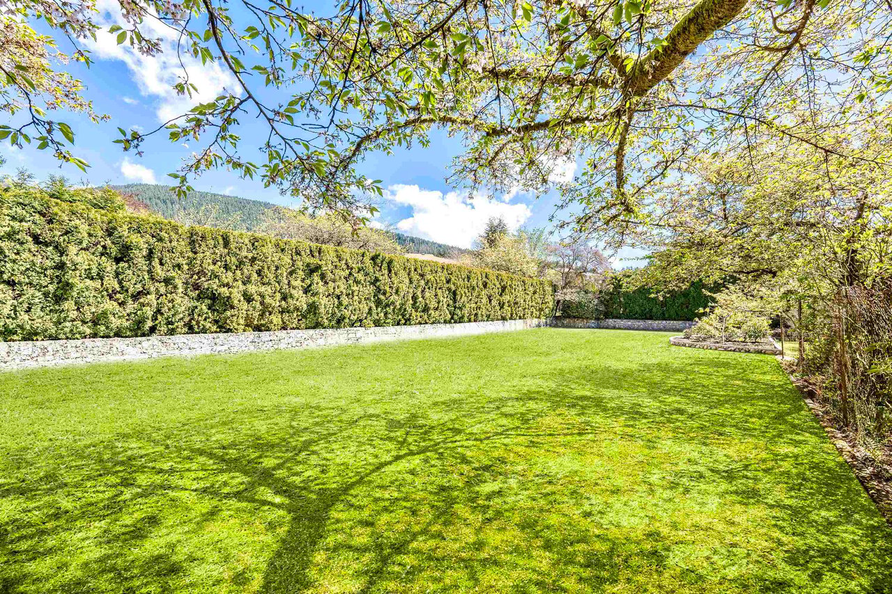 580 Granada Cres