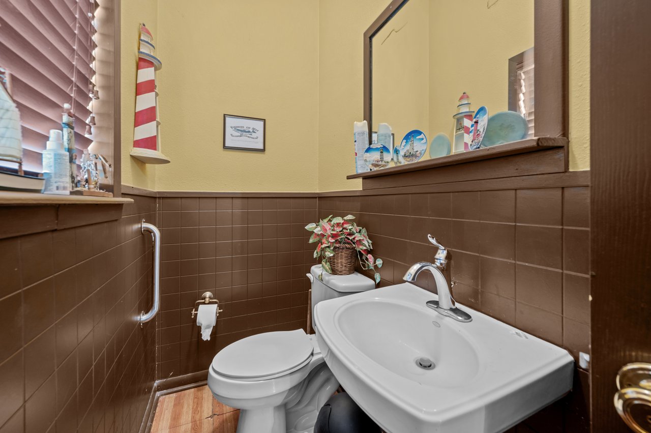 1208 W. Clayton