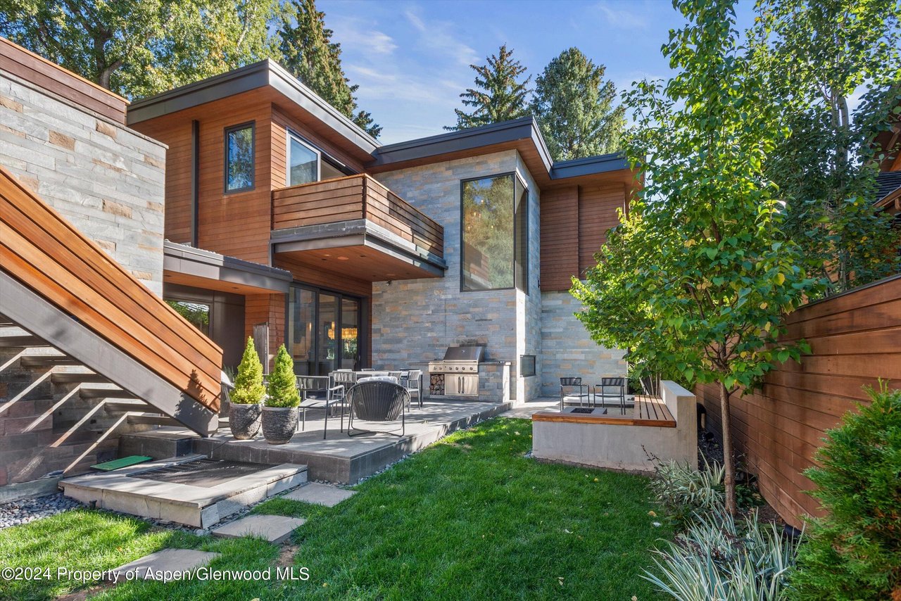 700 W Smuggler Street