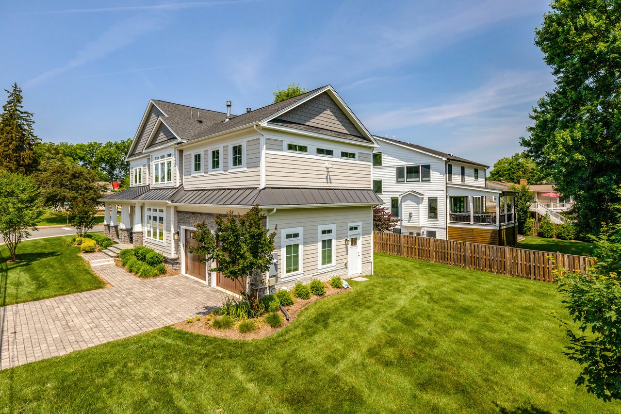 300 Jade Ct NW