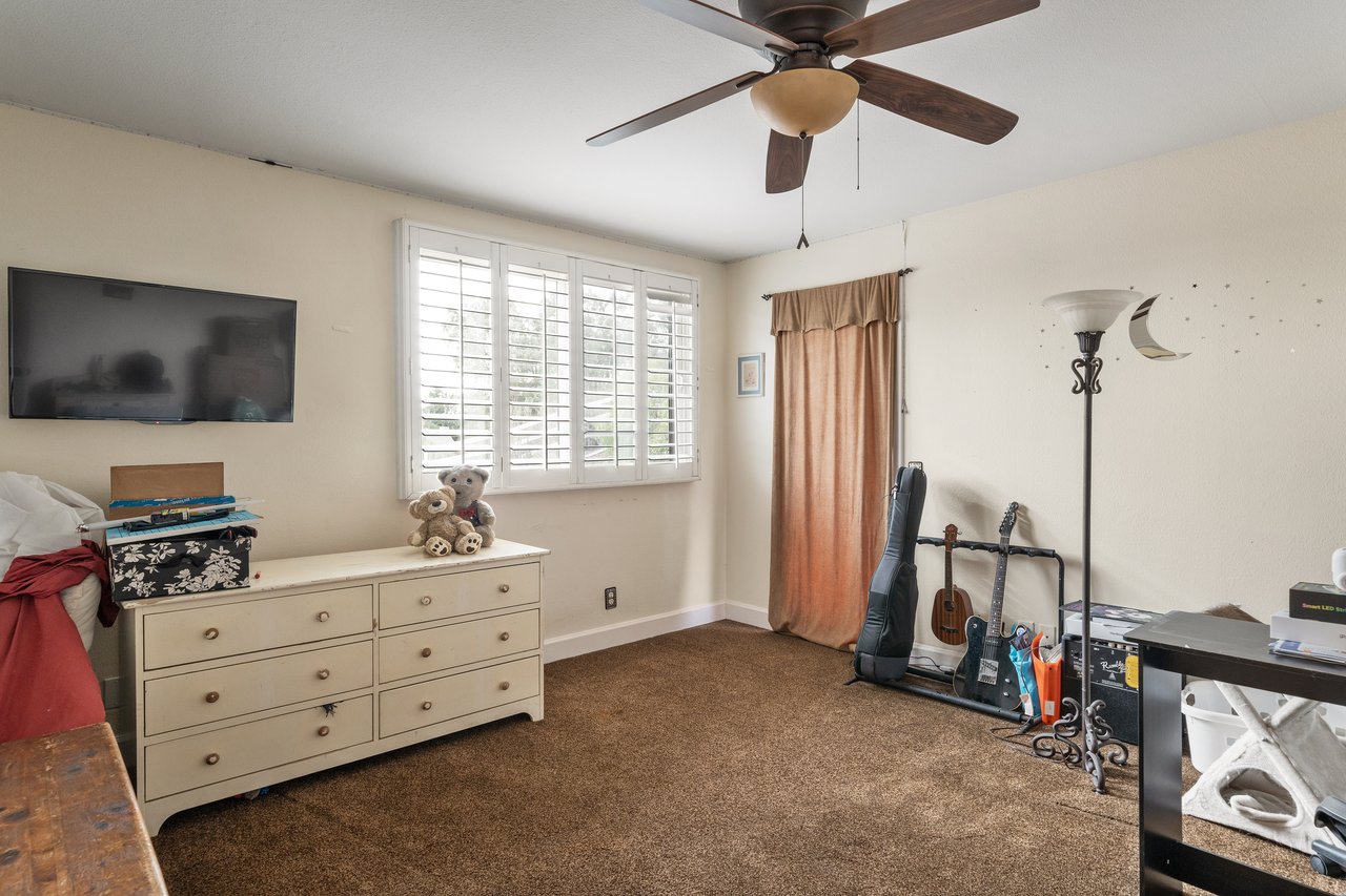 38405 Avenida La Cresta