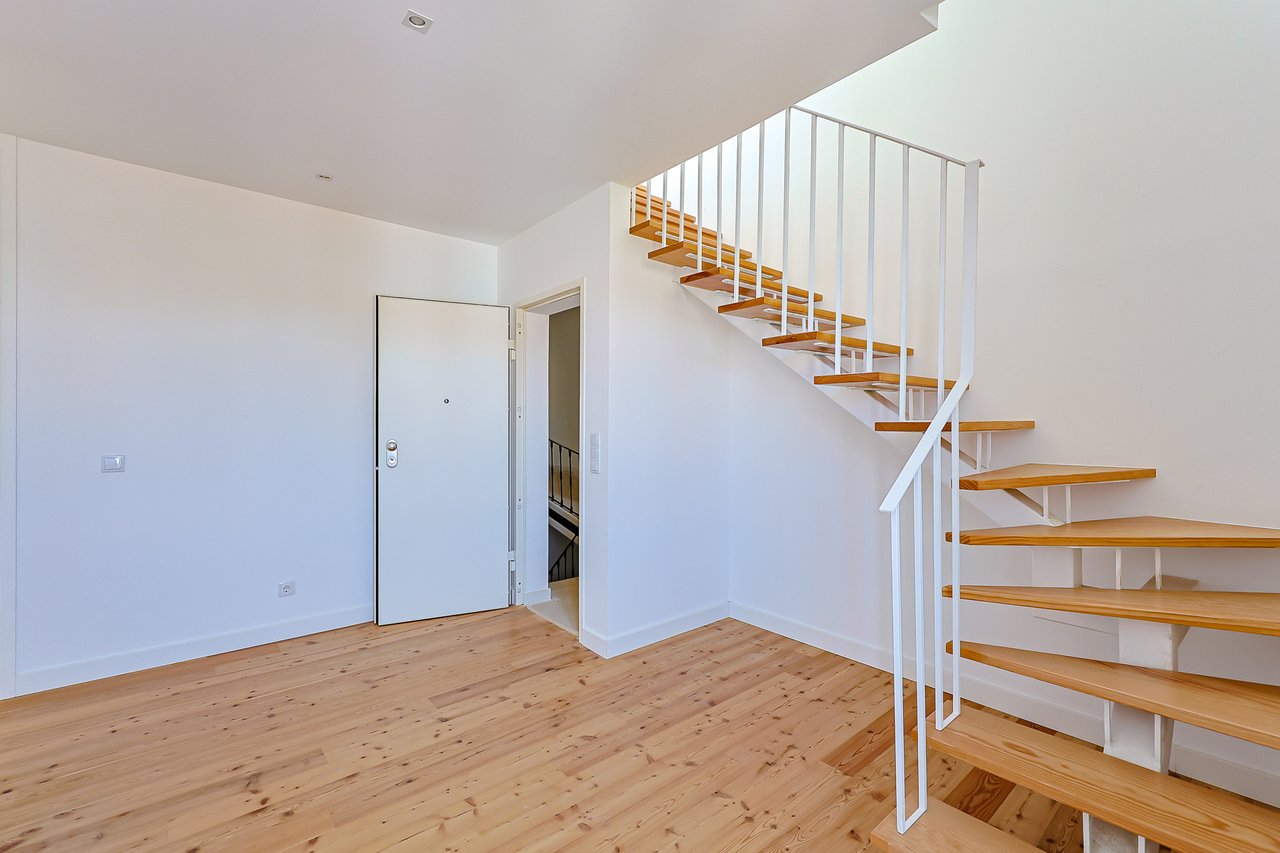 3-BDR Duplex with Sea View, Balcony & Private Lift in Monte Estoril