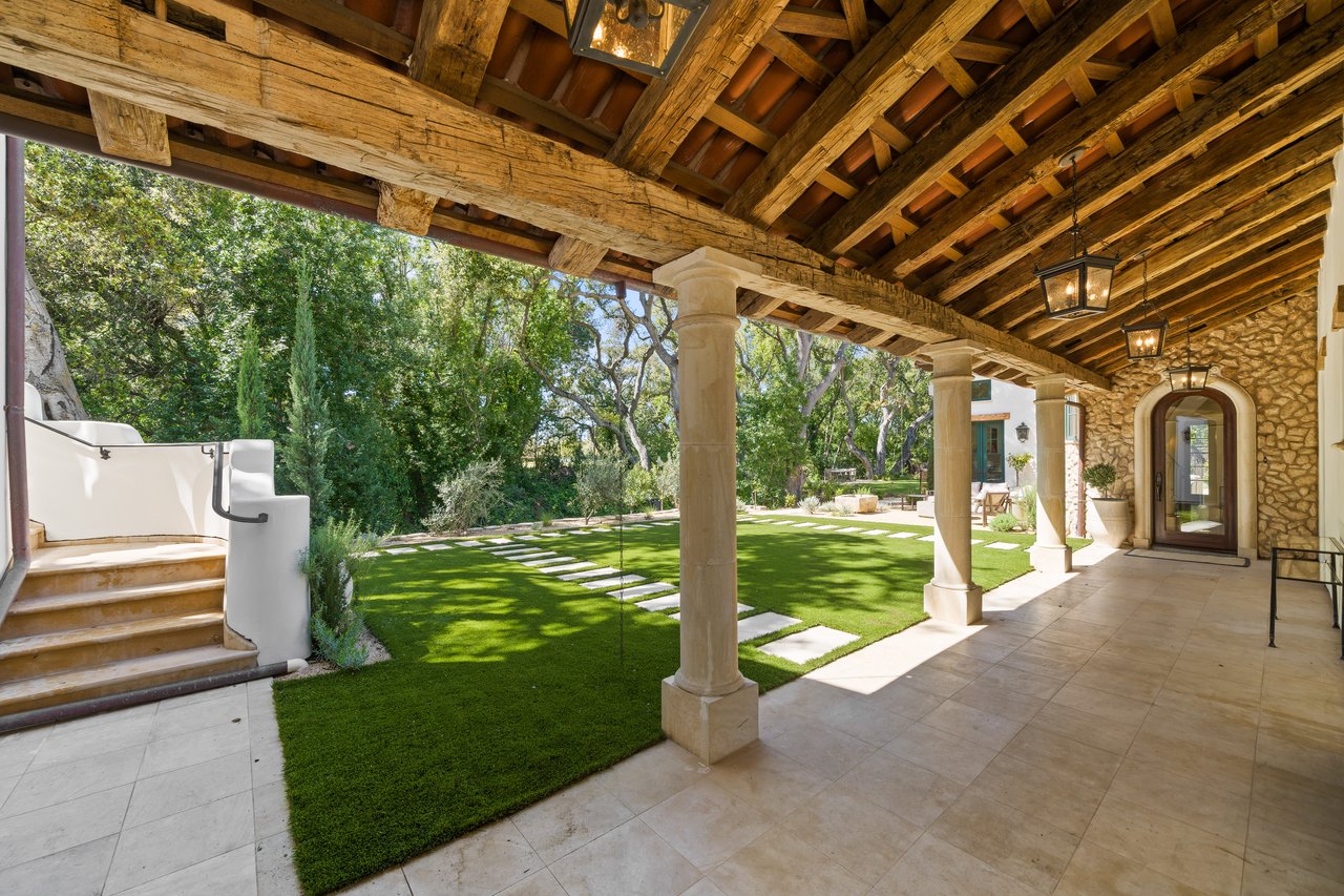893 Laverne WAY