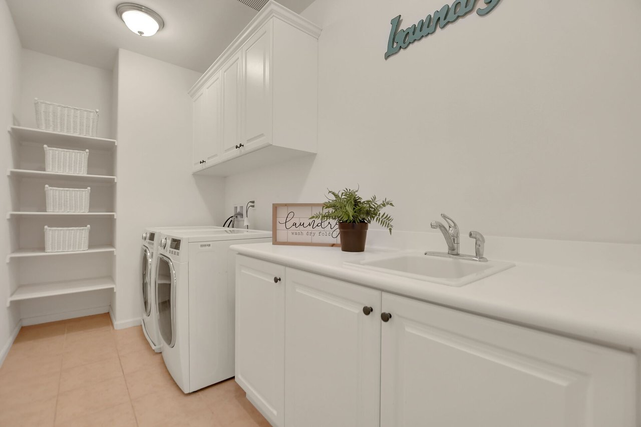 885 E Manresa