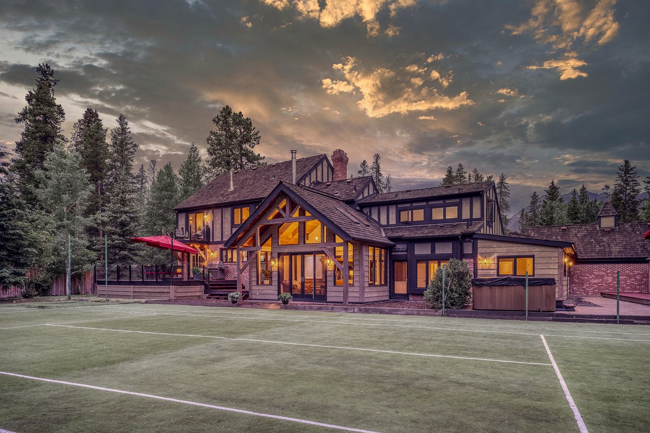 Private Mountain Retreat on Nearly Half an Acre
