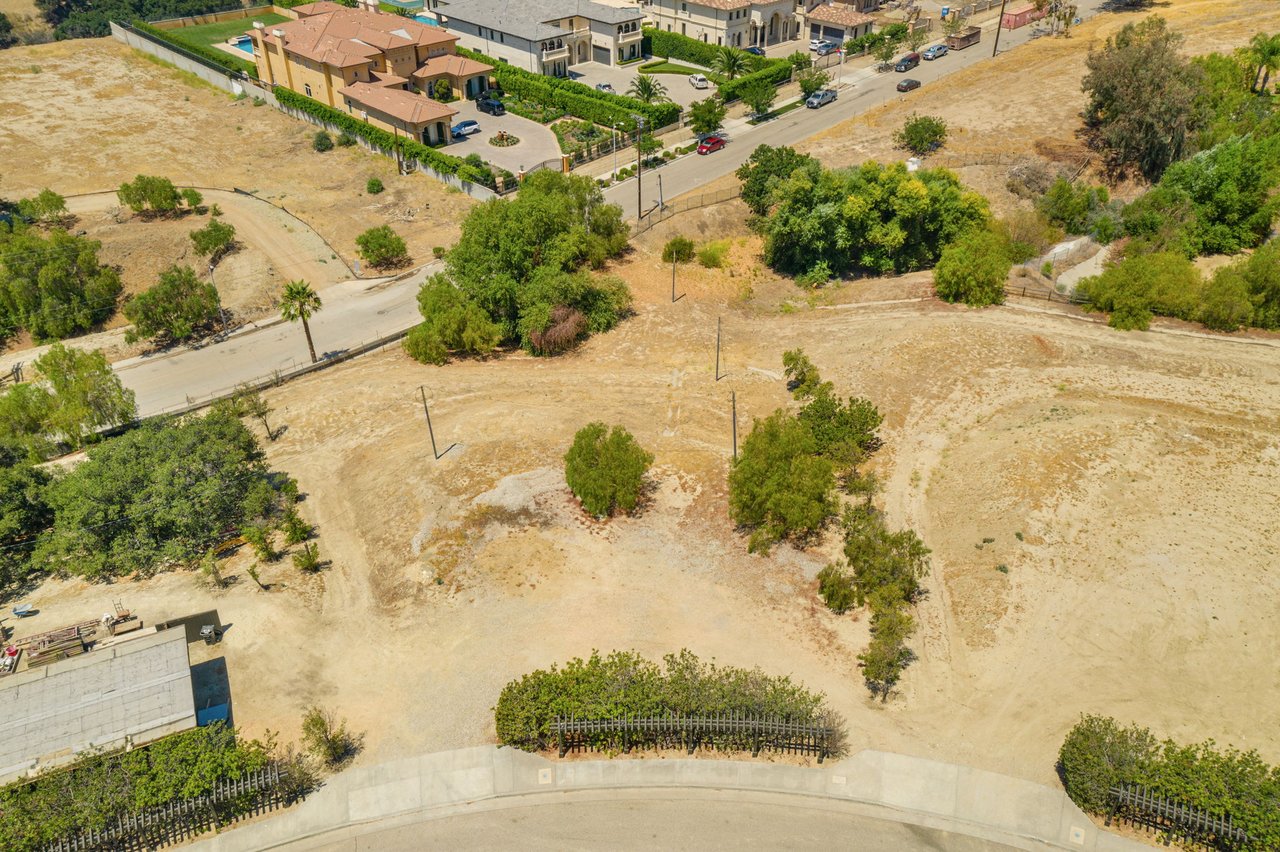 18149 Knoll Hill