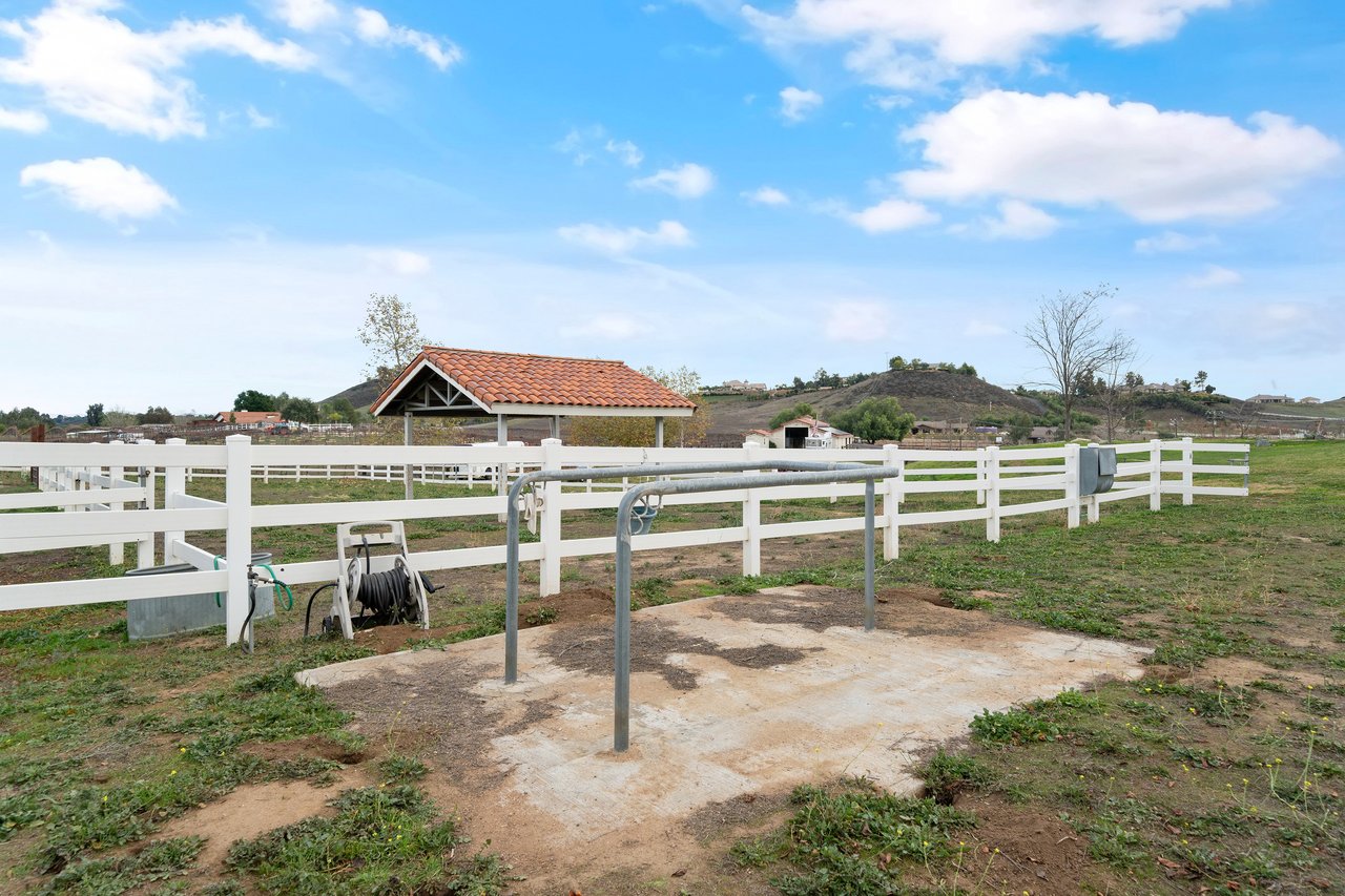 38405 Avenida La Cresta