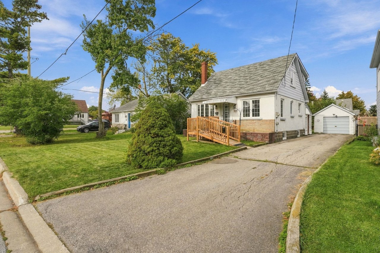 989 Pelham Ave