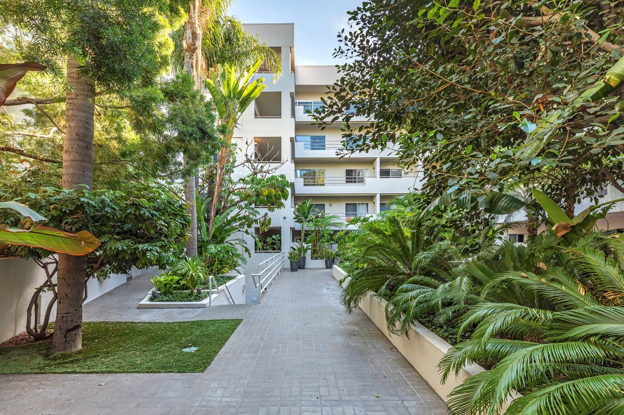 1131 Alta Loma Rd #516