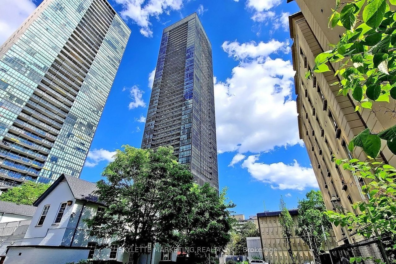 101 Charles St E 818