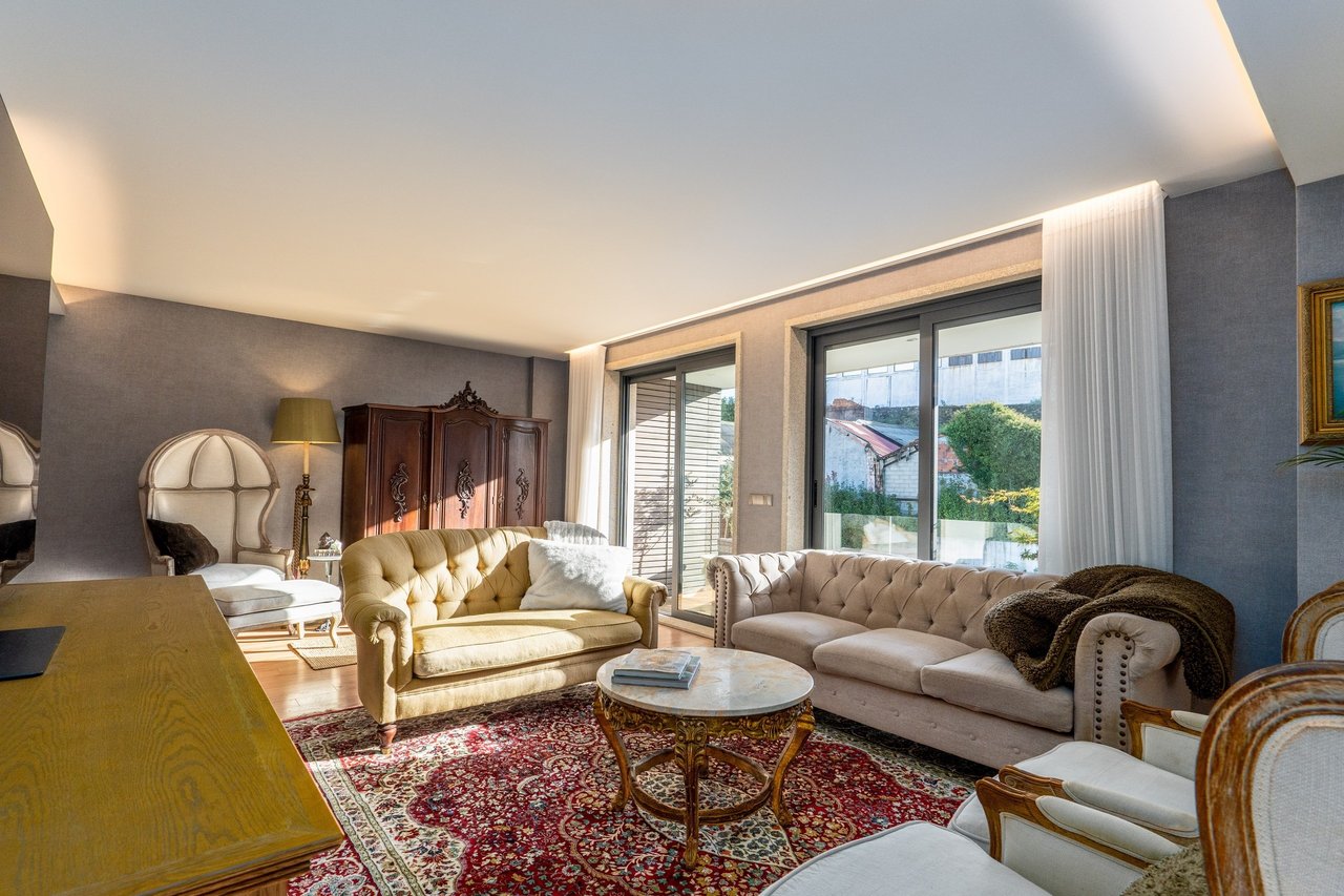 Modern Two-Bedroom Duplex Apartment in Porto