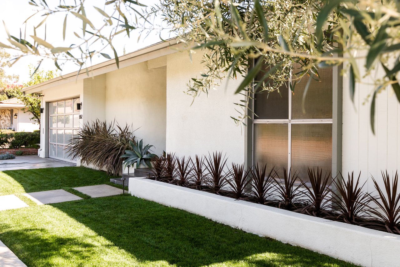 Stunning Los Feliz Estates Mid-Century ranch with jet-liner views!