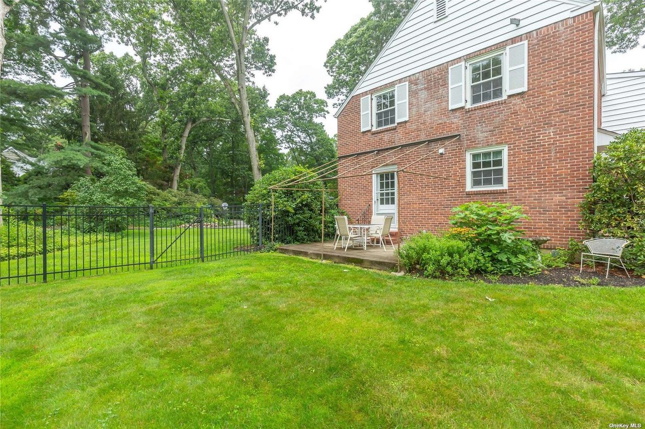 30 Colonial Dr, Huntington