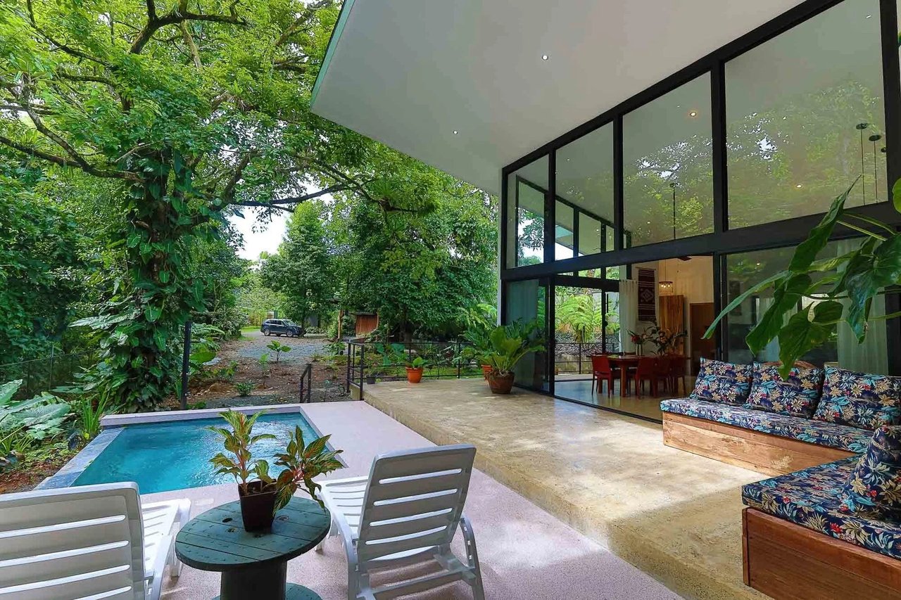 Gorgeous New Rainforest Villa with Pool and Creek, 20 minutes from Quepos