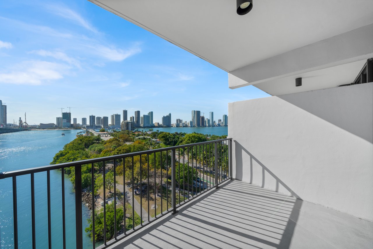1000 Venetian Way 810