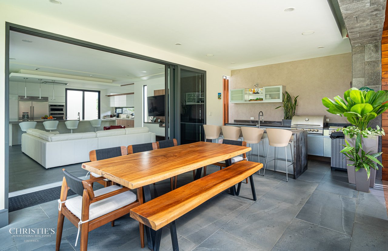 Modern Elegance with Panoramic Views – Exclusive Las Gemas Residence