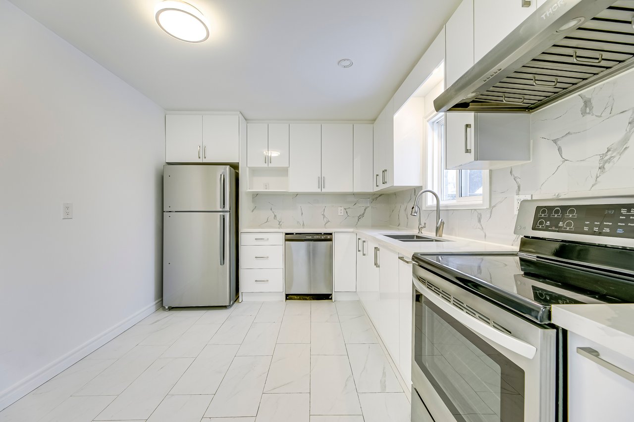 3042 Patrick Cres