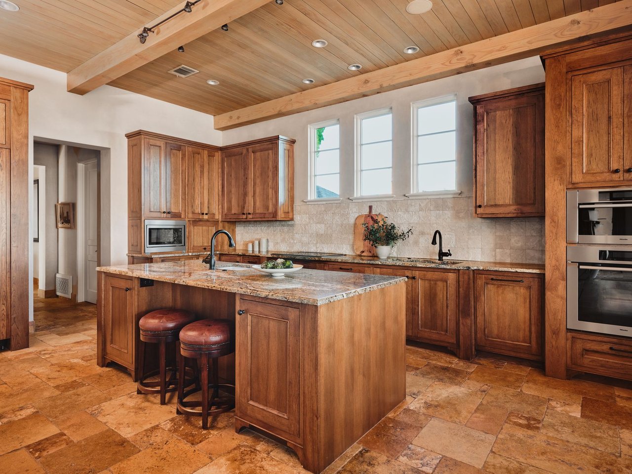 LAKESHORE HORIZON: WATERFRONT VILLA WITH LAKE & CITY VIEWS