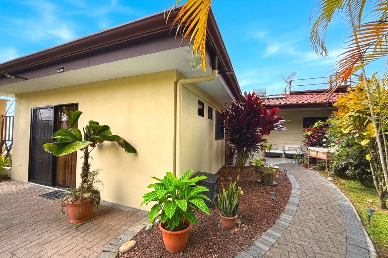 Ocean-View 3-Bedroom Home with 1-Bed Guesthouse, Pool & Spectacular Panoramic Views of Osa Peninsula in Balsar above Ciudad Cortés Costa Rica