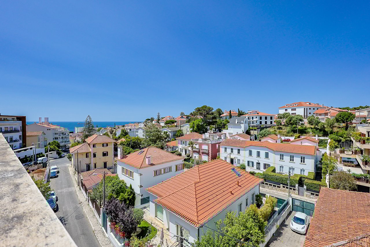 3 Bedroom Duplex with Sea View, Balcony & Private Lift in Monte Estoril