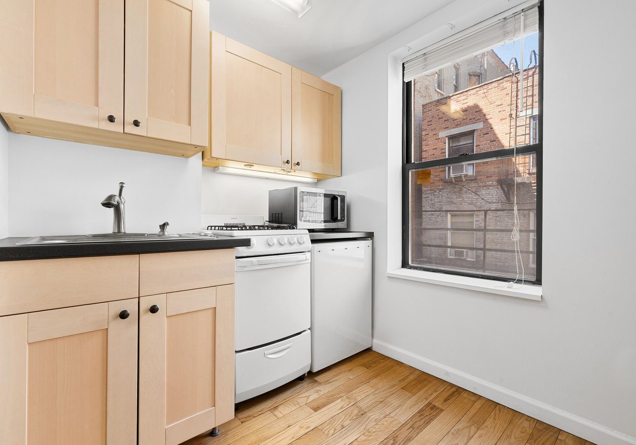 222 W 16th St - Building