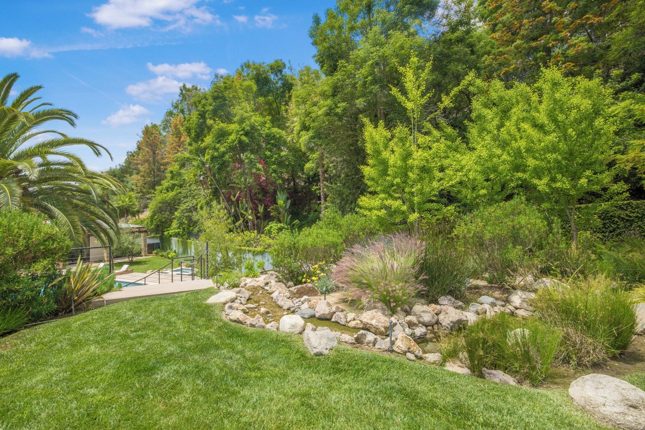Bowmont Dr, 90210