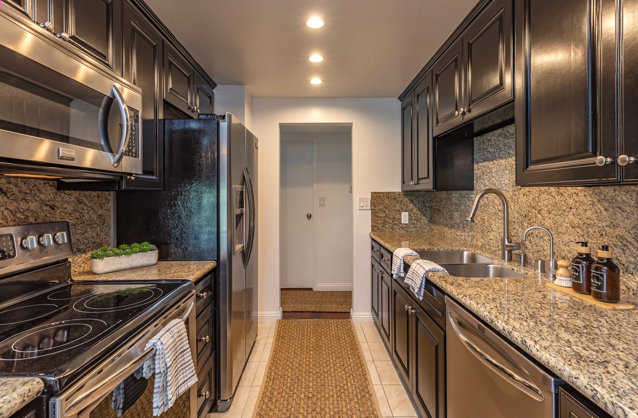1131 Alta Loma Rd #516