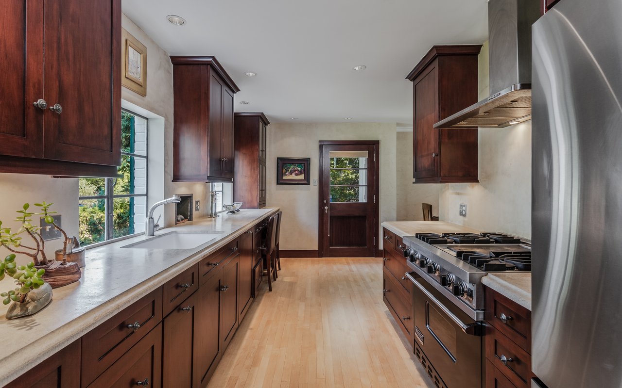 1500 Mariposa Avenue