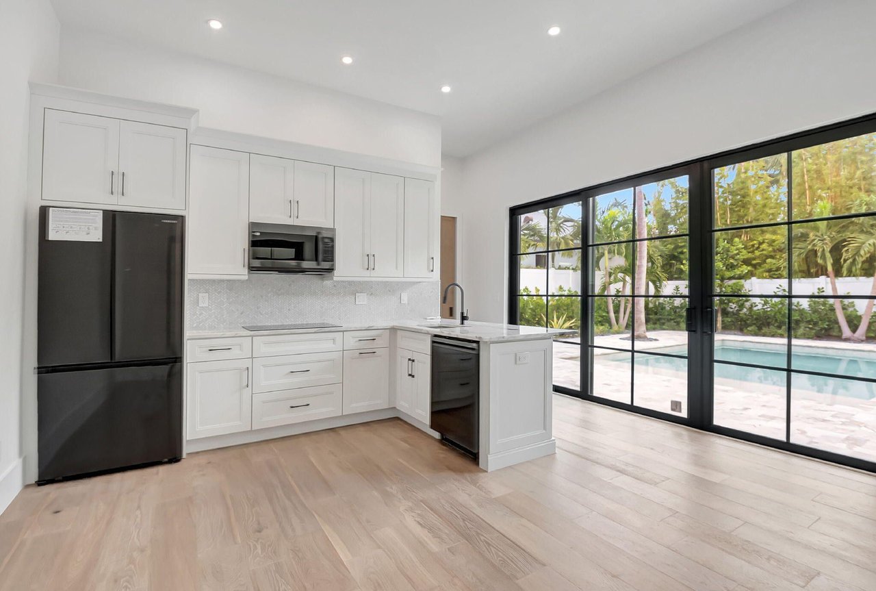 17 NW 16th St