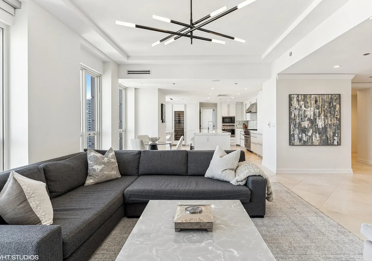 11 E Walton St APT 4202