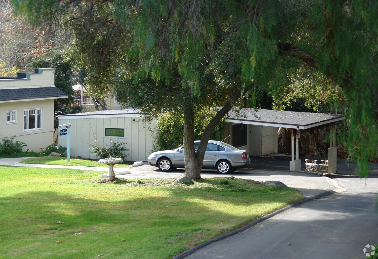 Creekside Plaza | 2809 S Mission Rd