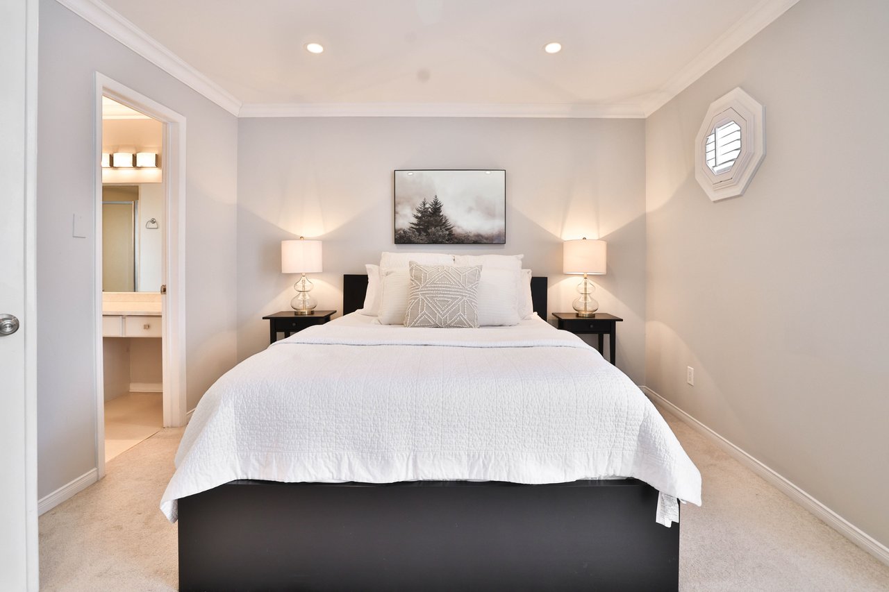 5255 Lakeshore Road 7