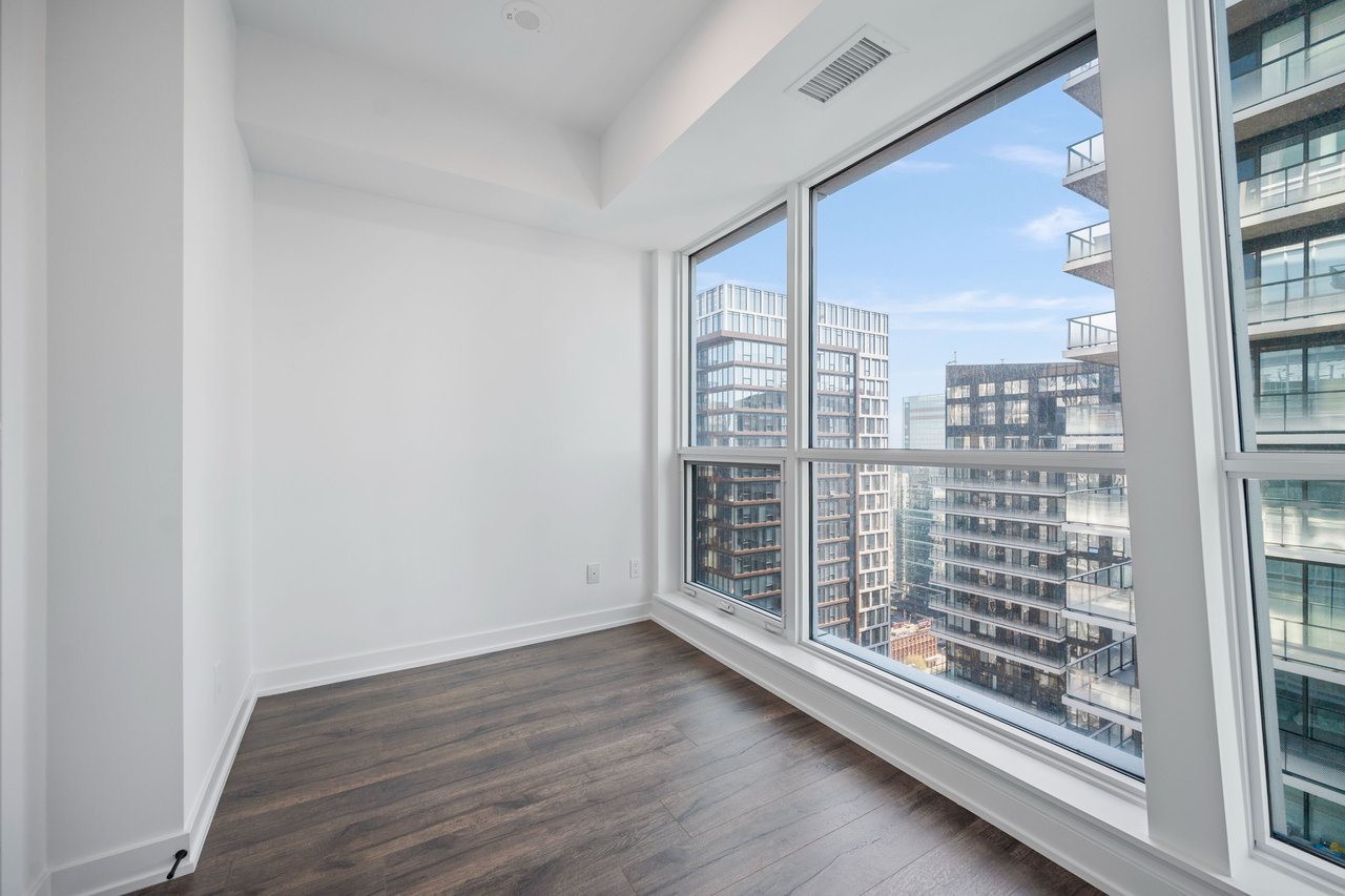 327 King Street W Unit: 4404