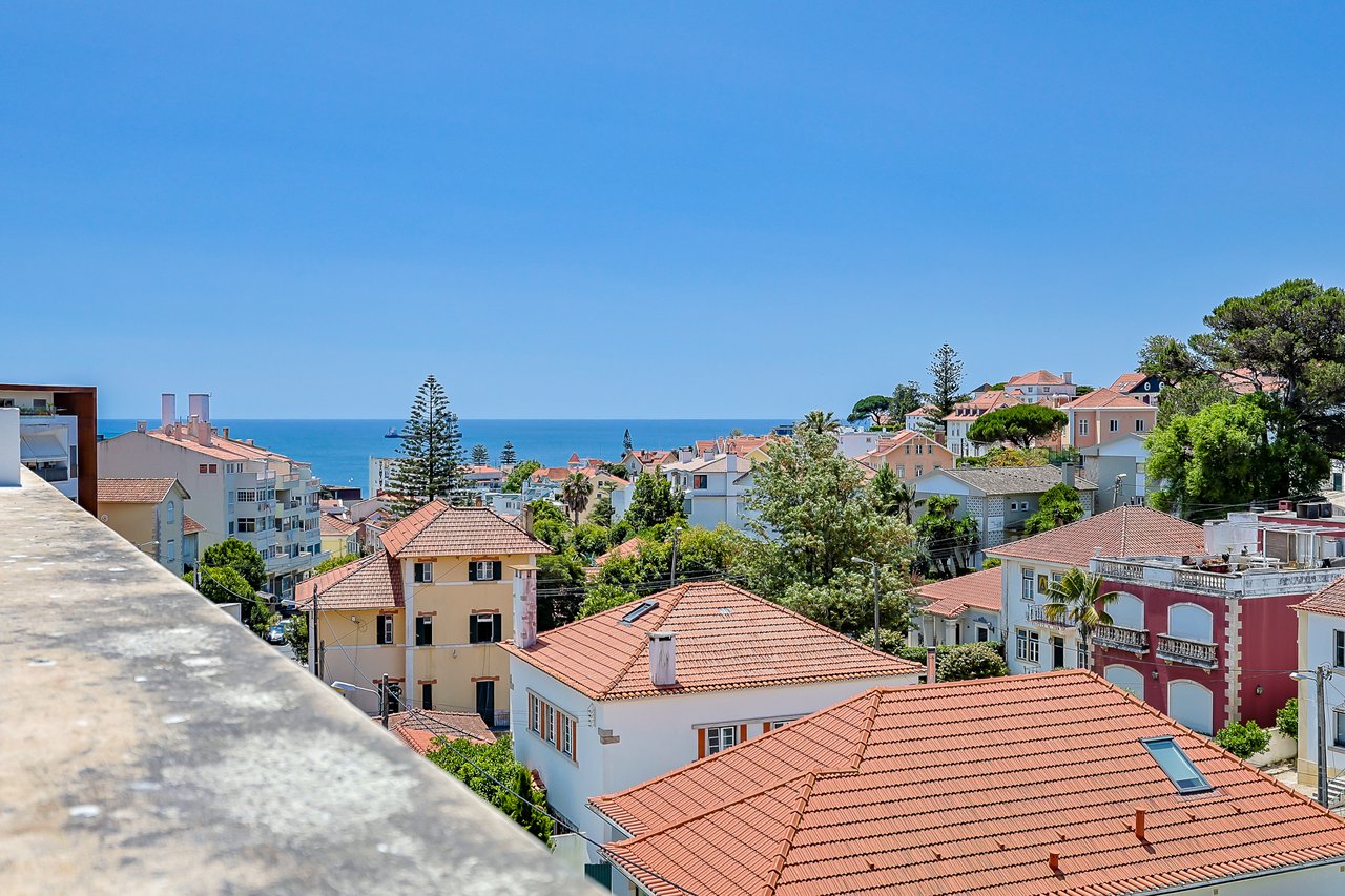 3-BDR Duplex with Sea View, Balcony & Private Lift in Monte Estoril