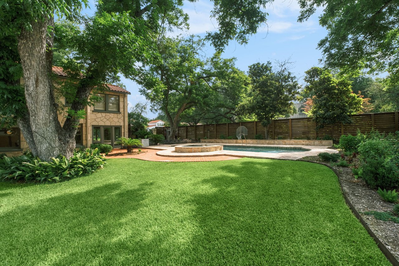 Luxury Property in Olmos Park