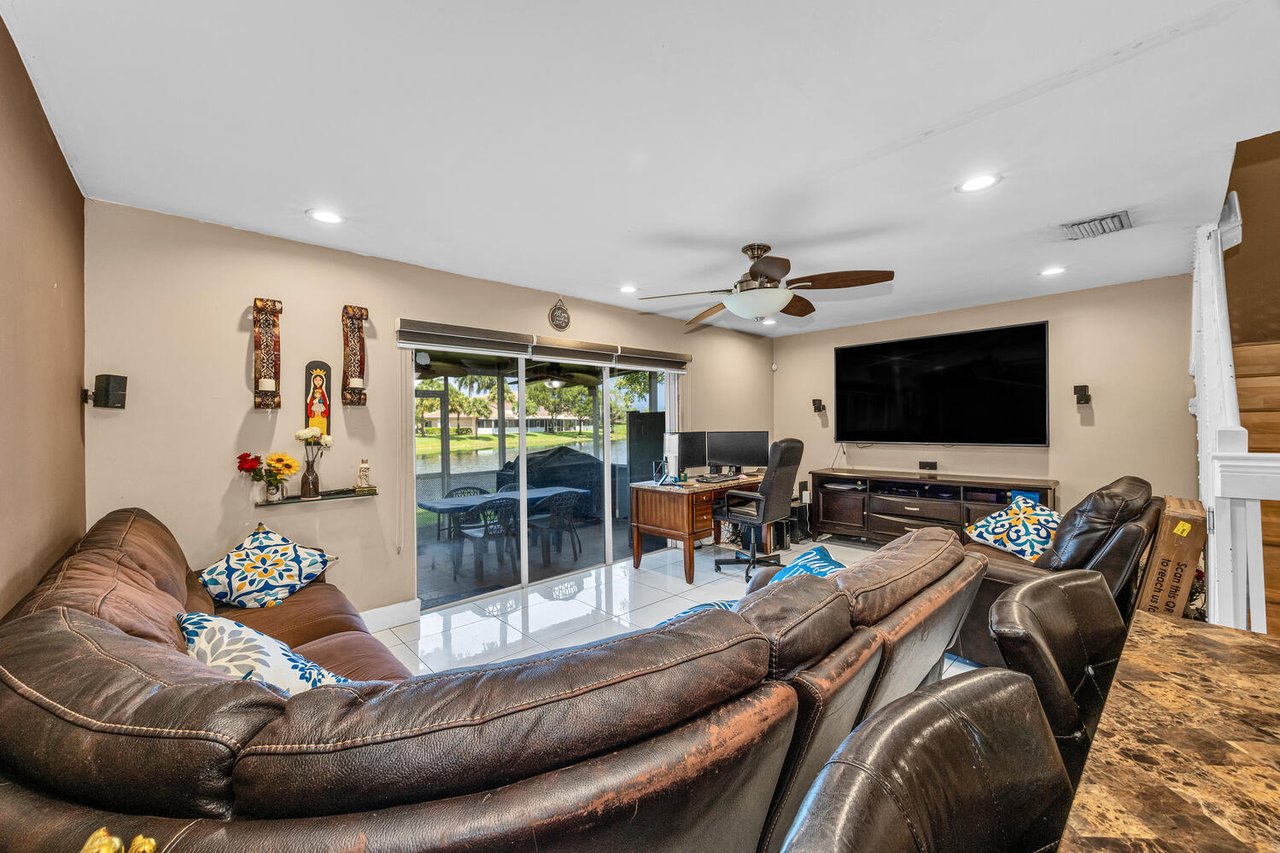 Lakefront Townhouse in Pembroke Pines
