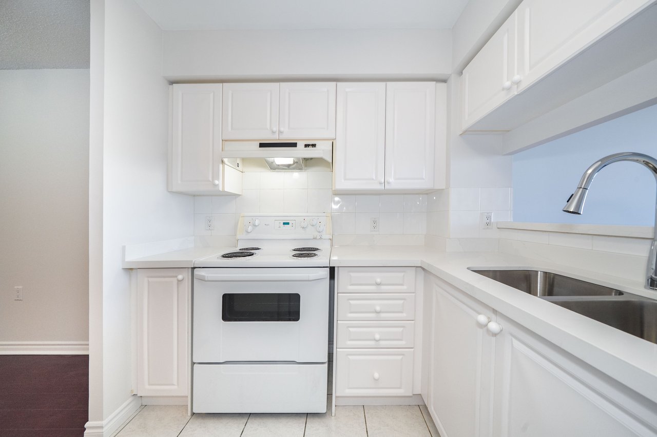 9015 Leslie Street, 807