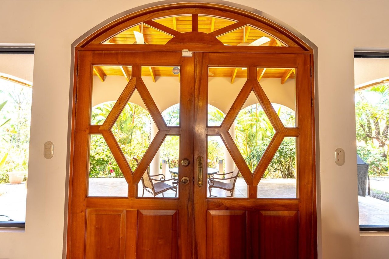 Teak Ceiling Jungle Home, Ojochal, Puntarenas