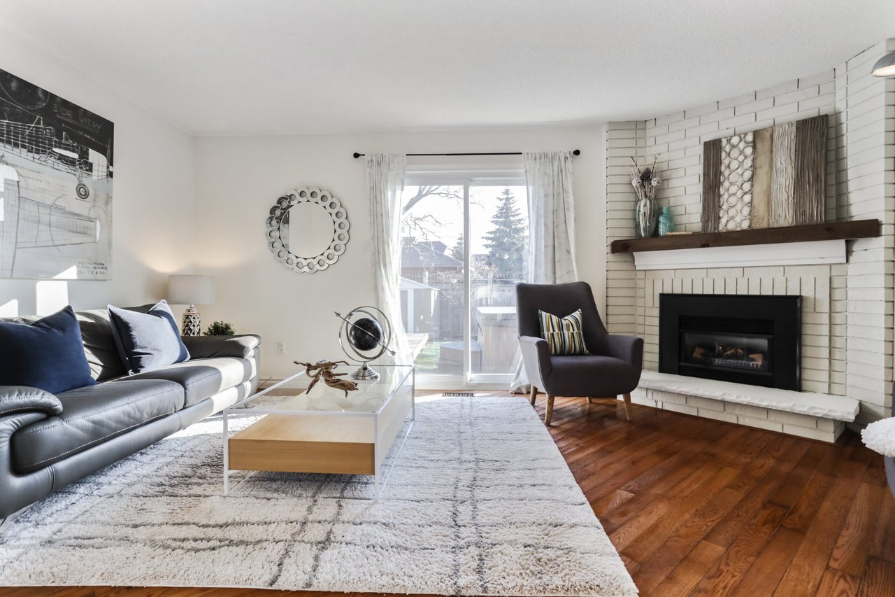 2074 Glenada Cres