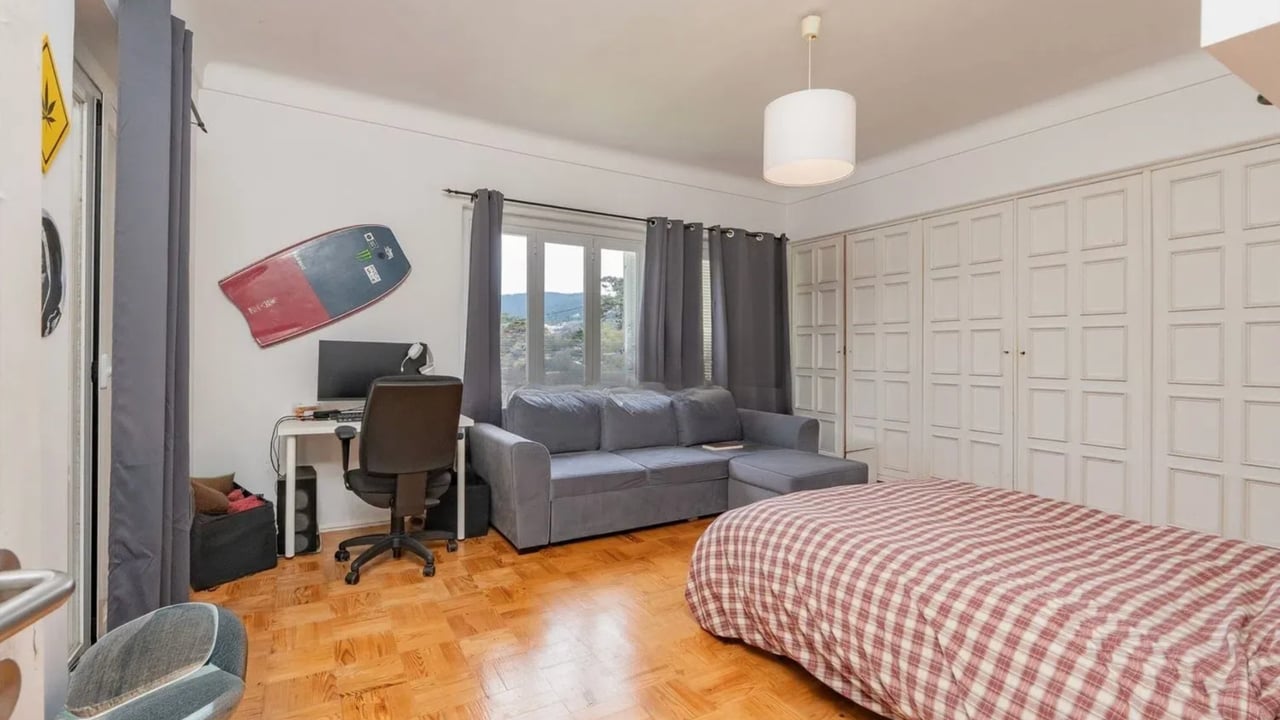 Spacious 5-Bedroom Villa with Expansive Garden Near Sintra in Colares