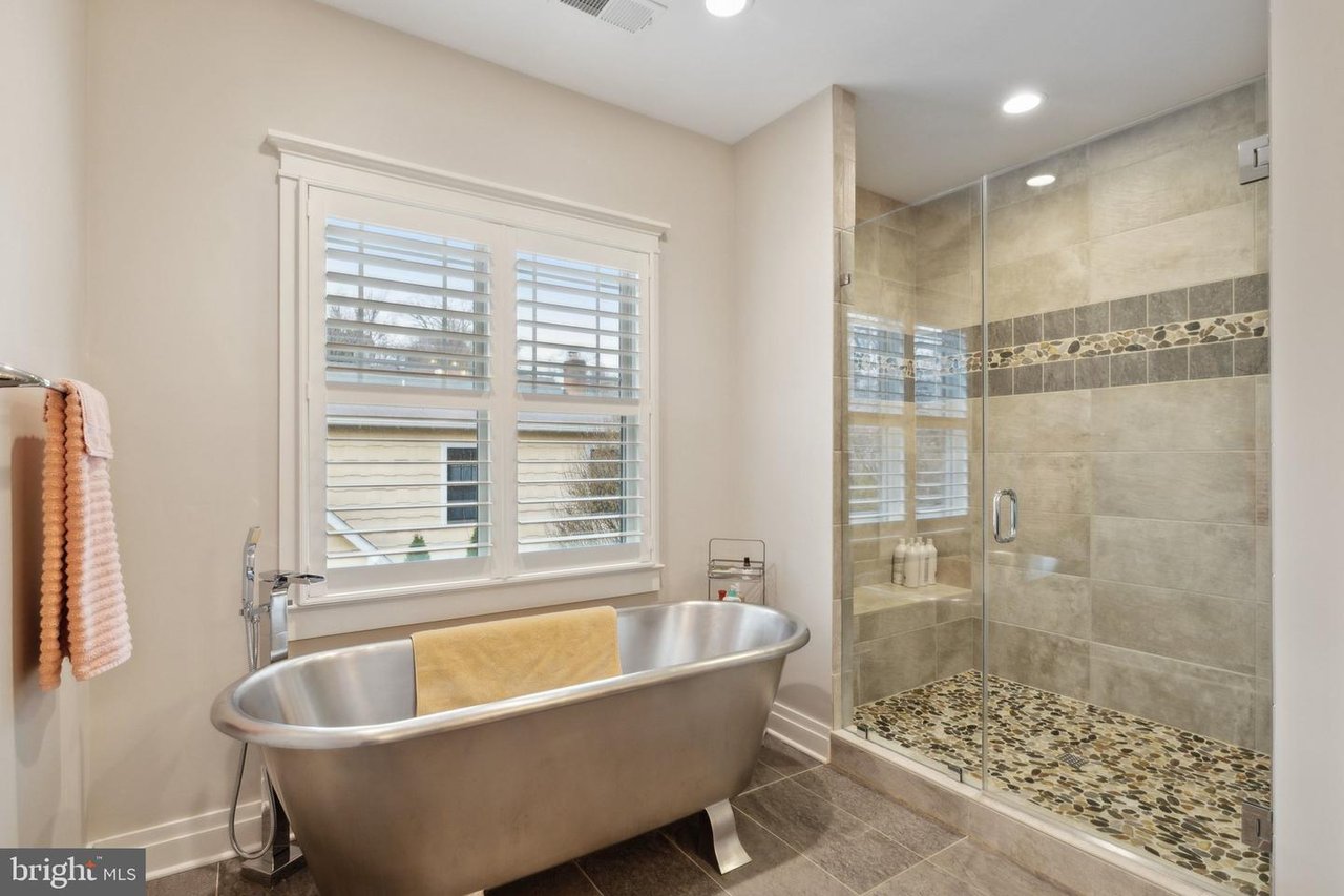 Stunner in Addison Heights! (National Landing)