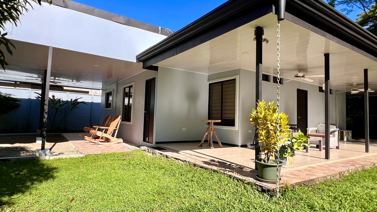 3-Bedroom Home with Large Pool and Garden in Bahía
