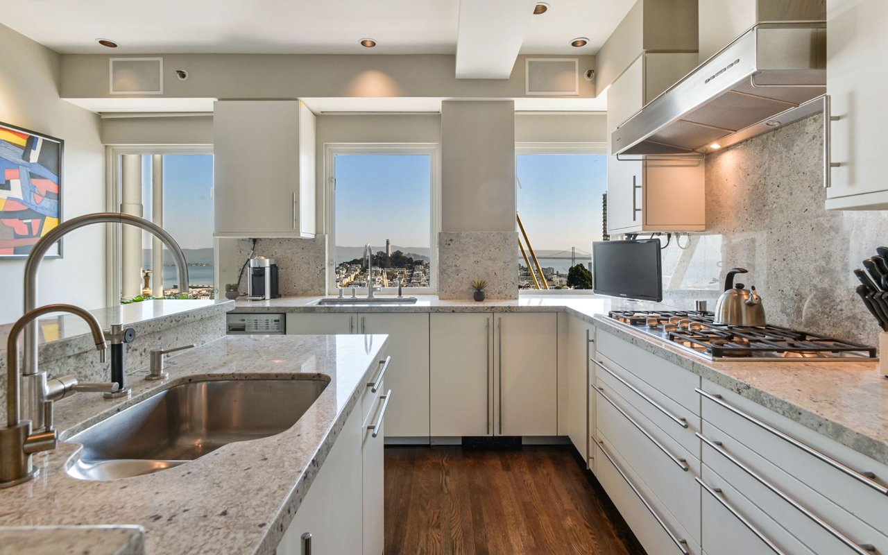  Prestigious Half Floor Apartment on Russian Hill