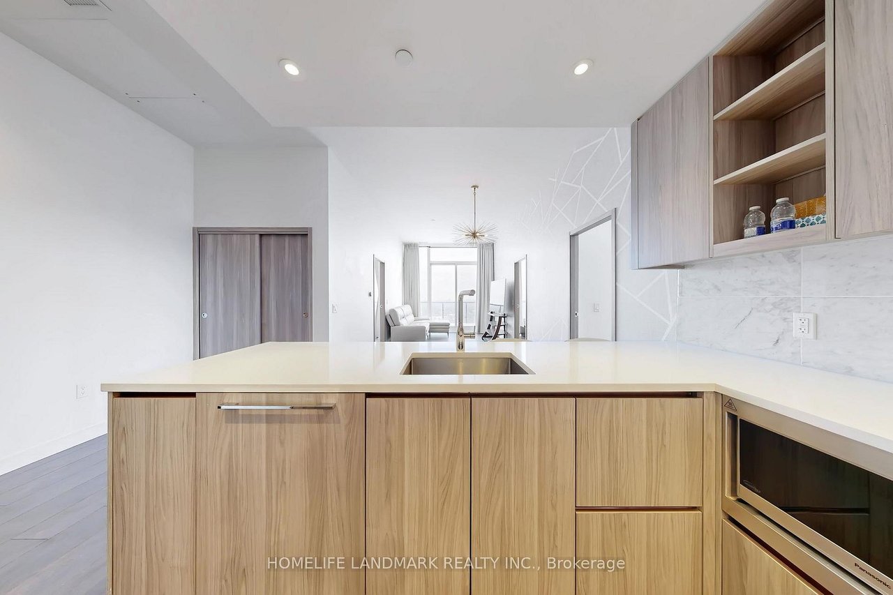 NORTH YORK'S PRESTIGIOUS COMMUNITY PENTHOUSE