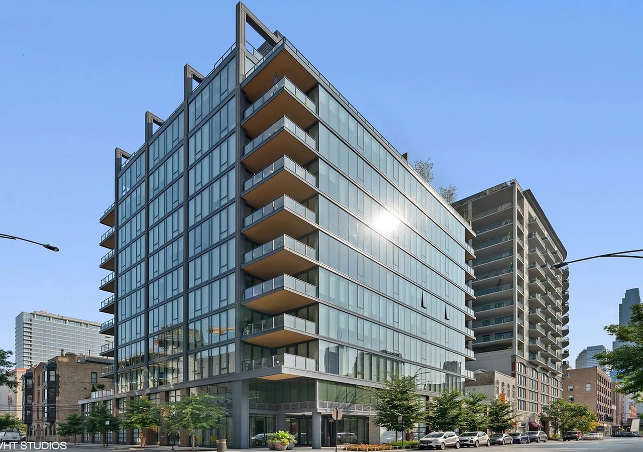 366 W Superior St # 902