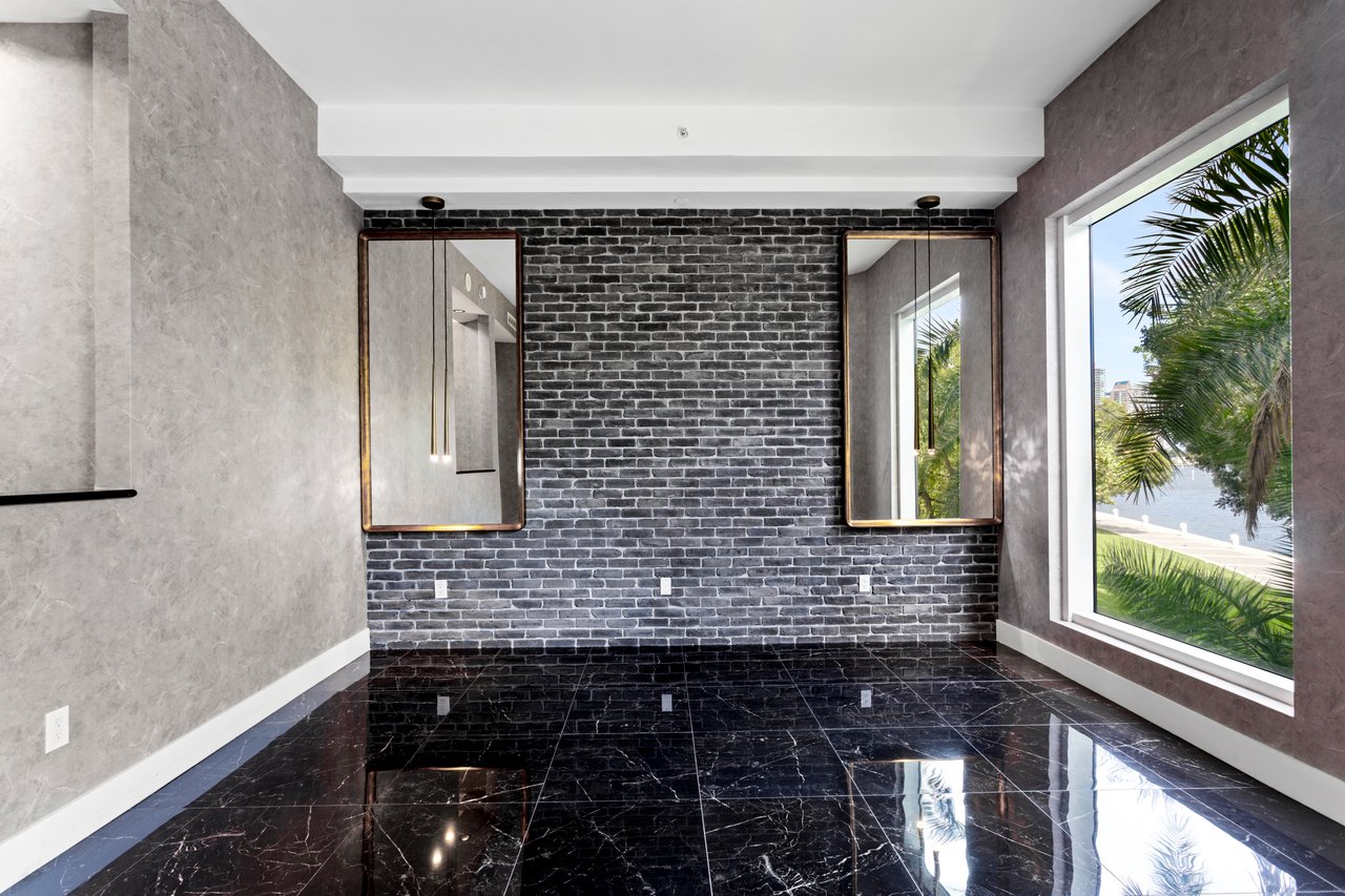 6000 Island Blvd # 203