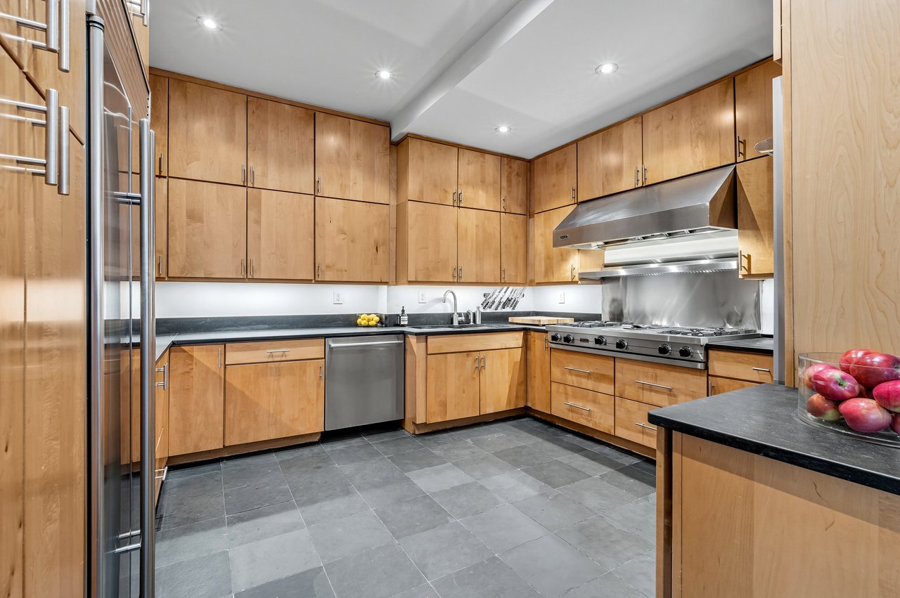3 Hanover Square, 22B